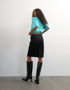 Model wearing Denim 90s low rise pencil skirt in washed black
