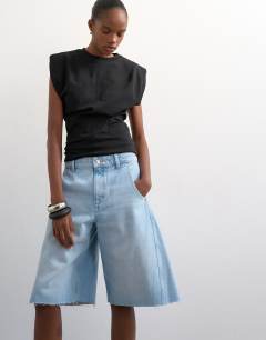 Model wearing Denim barrel jort in bleach