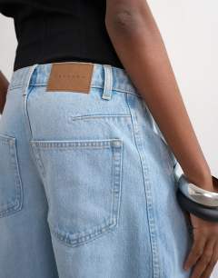 Model wearing Denim barrel jort in bleach