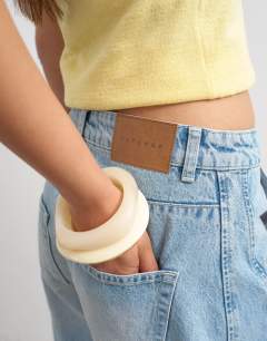 Model wearing Denim barrel jort in bleach
