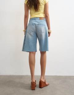 Model wearing Denim barrel jort in bleach