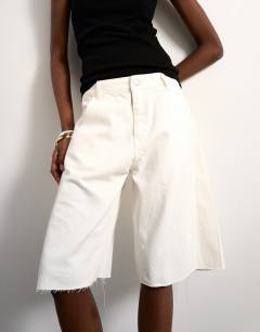 Model wearing Denim barrel jort in ecru