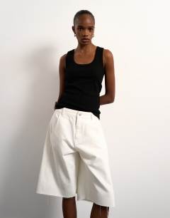 Model wearing Denim barrel jort in ecru