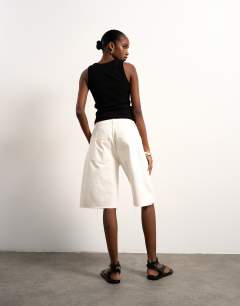 Model wearing Denim barrel jort in ecru