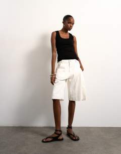 Model wearing Denim barrel jort in ecru