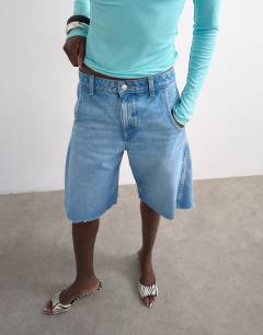 Model wearing Denim barrel jort in mid blue