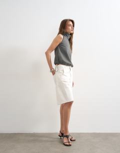 Model wearing Denim barrel jort in white