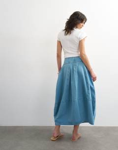 Model wearing Denim barrel seamed maxi skirt in bleach