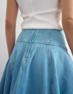 Model wearing Denim barrel seamed maxi skirt in bleach