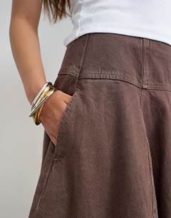 Model wearing Denim barrel seamed maxi skirt in brown and ecru