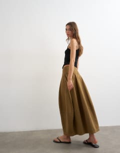 Model wearing Denim barrel seamed maxi skirt in cumin