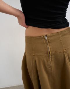 Model wearing Denim barrel seamed maxi skirt in cumin