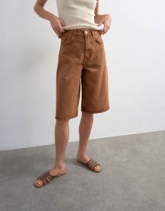 Model wearing Denim bermuda short in toffee