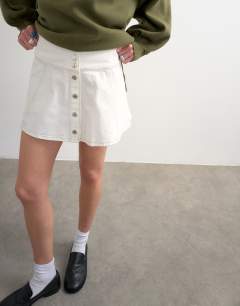 Model wearing Denim button through mini skirt in ecru