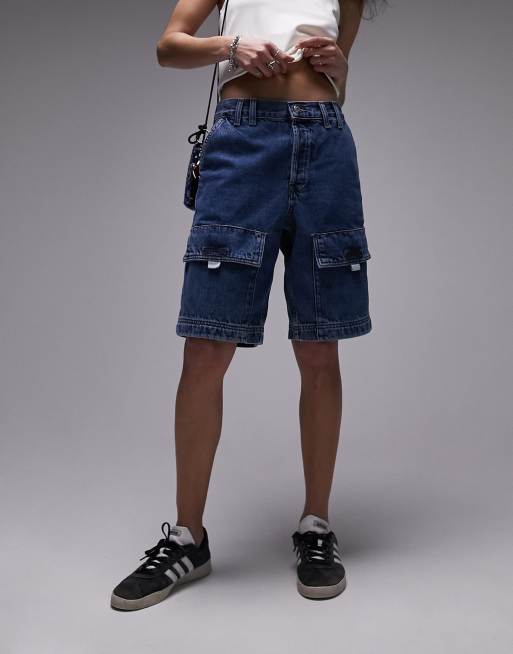 Topshop - Denim cargoshort met lange pasvorm in middenblauw