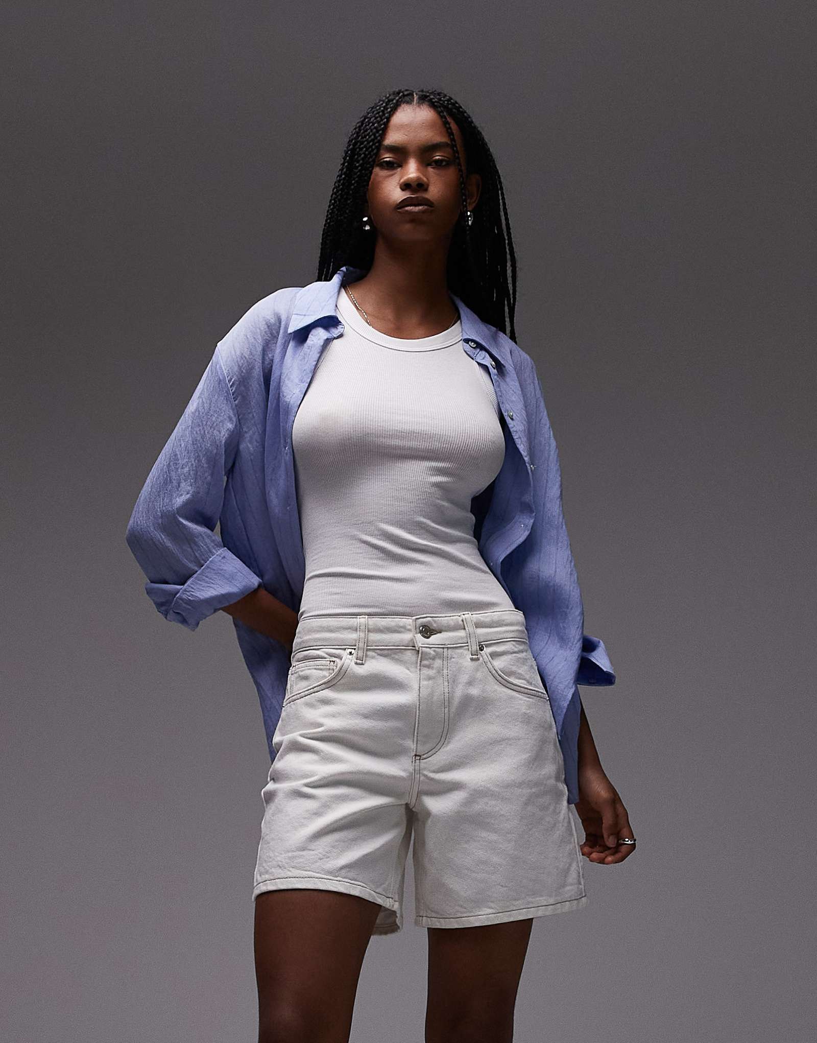 Джинсовые шорты Topshop с подтяжкой на спине костяно-белого цвета