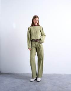 Model wearing Denim cinch shirt with ovoid sleeves in avocado