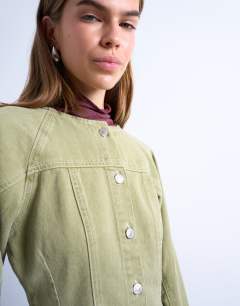 Model wearing Denim cinch shirt with ovoid sleeves in avocado