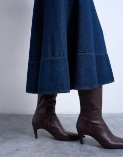 Model wearing Denim dropped waist seamed maxi skirt in rinse
