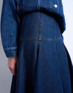 Model wearing Denim dropped waist seamed midi skirt in rinse