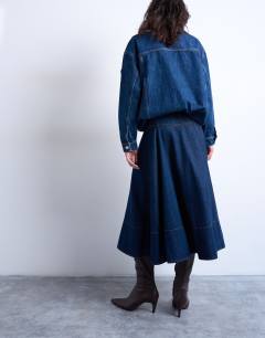 Model wearing Denim dropped waist seamed midi skirt in rinse