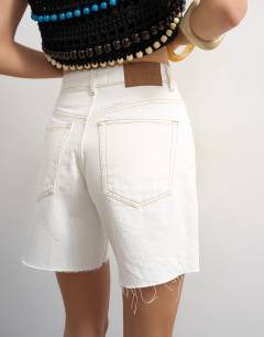 Model wearing Denim Editor short with raw hem in bone