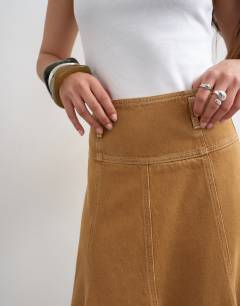 Model wearing Denim fit and flare maxi skirt in tobacco