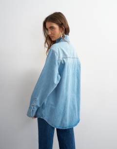 Model wearing Denim funnel neck shacket in bleach