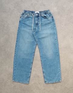 Model wearing Denim lightweight jogger jean in mid blue