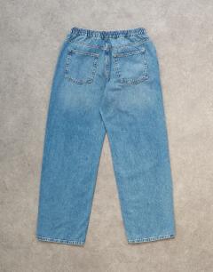 Model wearing Denim lightweight jogger jean in mid blue