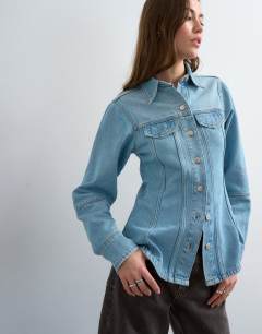 Model wearing Denim long sleeve seamed shirt in bleach