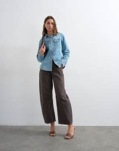 Model wearing Denim long sleeve seamed shirt in bleach