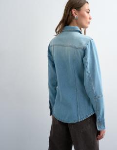 Model wearing Denim long sleeve seamed shirt in bleach