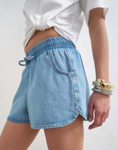 Model wearing Denim mini runner short in mid blue