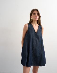 Model wearing Denim mini v -neck shift dress in indigo rinse