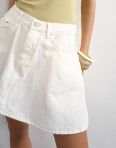 Model wearing Denim pleated full mini skirt in bone