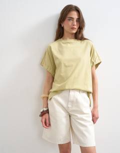 Model wearing Denim pleated longline short in white