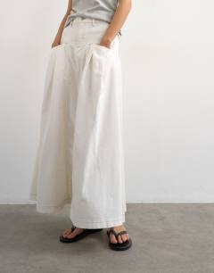 Model wearing Denim pleated maxi skirt in bone