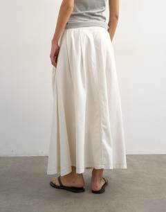 Model wearing Denim pleated maxi skirt in bone