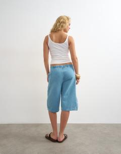 Model wearing Denim pull on barrel short in bleach