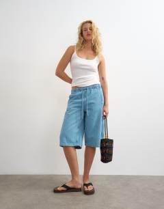 Model wearing Denim pull on barrel short in bleach