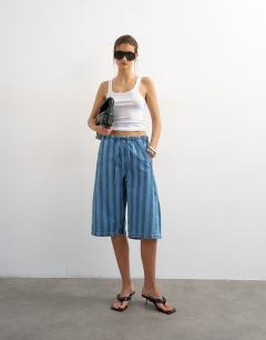 Model wearing Denim pull on barrel short in blue stripe
