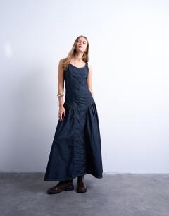Model wearing Denim seam detail maxi dress in indigo rinse
