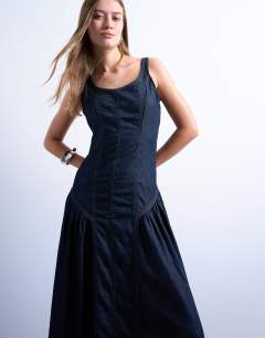 Model wearing Denim seam detail maxi dress in indigo rinse