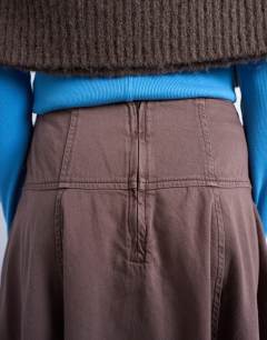 Model wearing Denim seamed barrel maxi skirt in otter