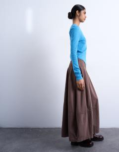 Model wearing Denim seamed barrel maxi skirt in otter