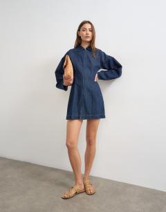 Model wearing Denim zip through mini dress with ovoid sleeve in indigo rinse