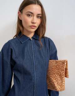 Model wearing Denim zip through mini dress with ovoid sleeve in indigo rinse