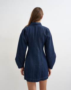 Model wearing Denim zip through mini dress with ovoid sleeve in indigo rinse