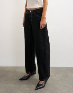 Model wearing Dillan baggy low rise jean in clean black